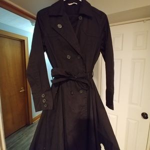 Black swing trenchcoat